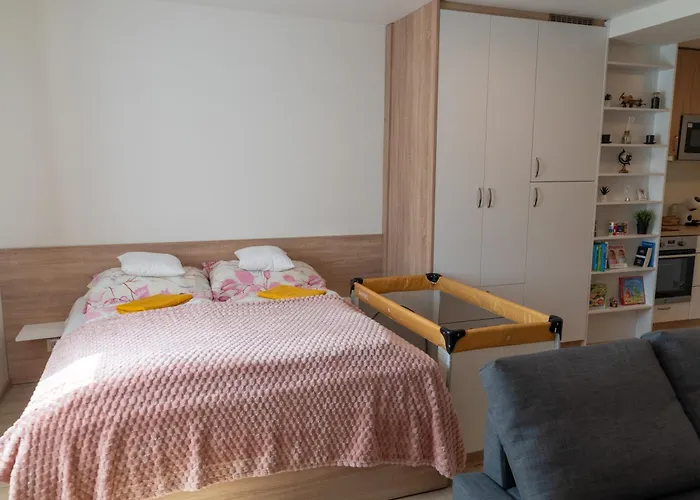 Apartment Lovely By The Park