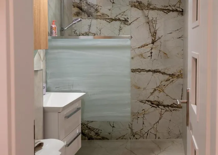 Lovely By The Park Apartment