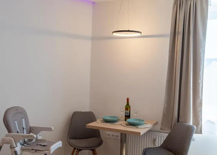 Lovely By The Park Apartment *